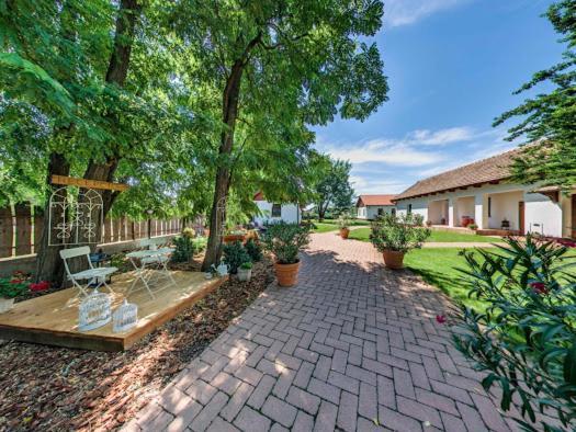 Toth Vendeghaz Es Apartmanhaz Ujfeherto Bagian luar foto