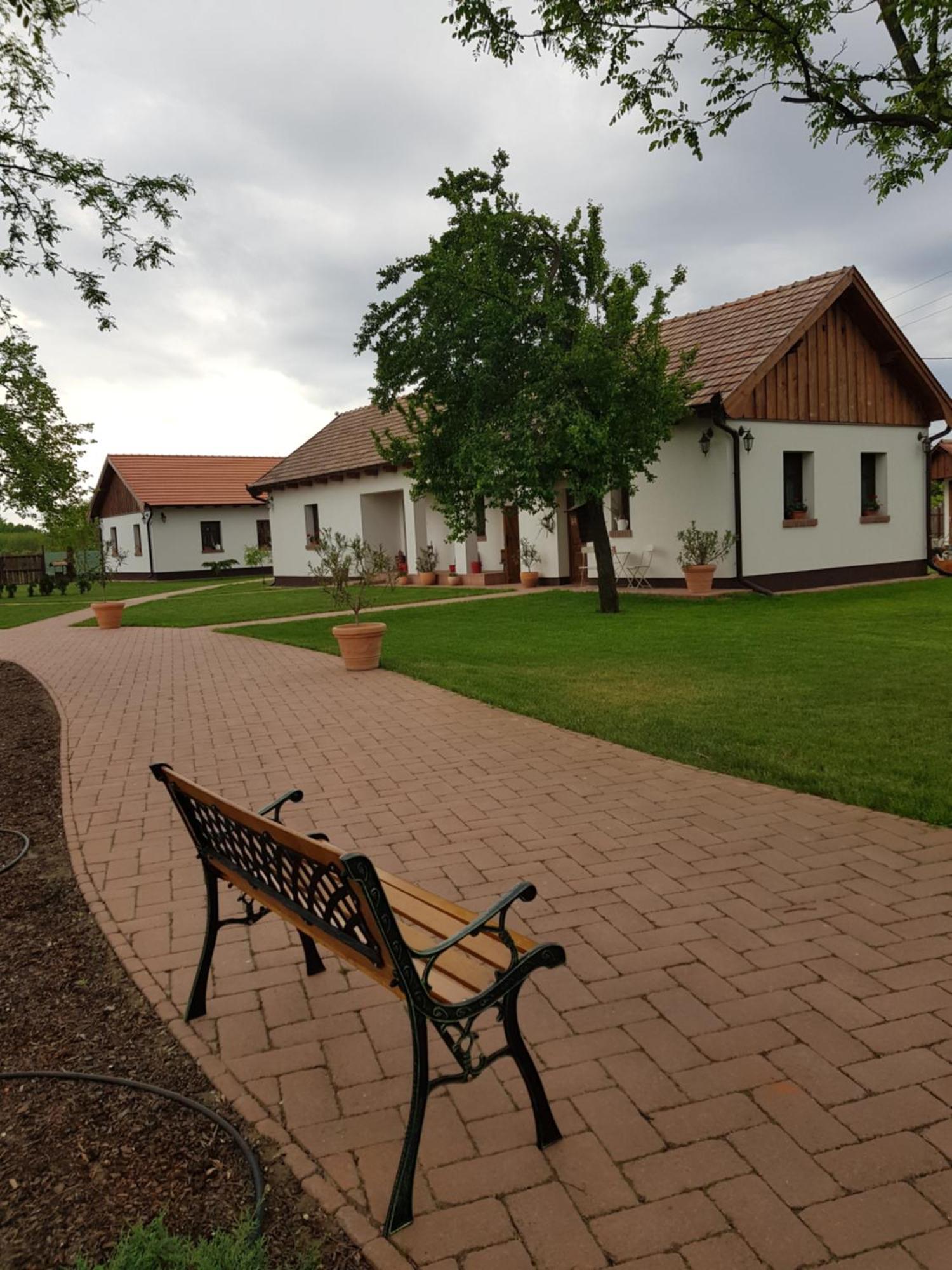Toth Vendeghaz Es Apartmanhaz Ujfeherto Bagian luar foto