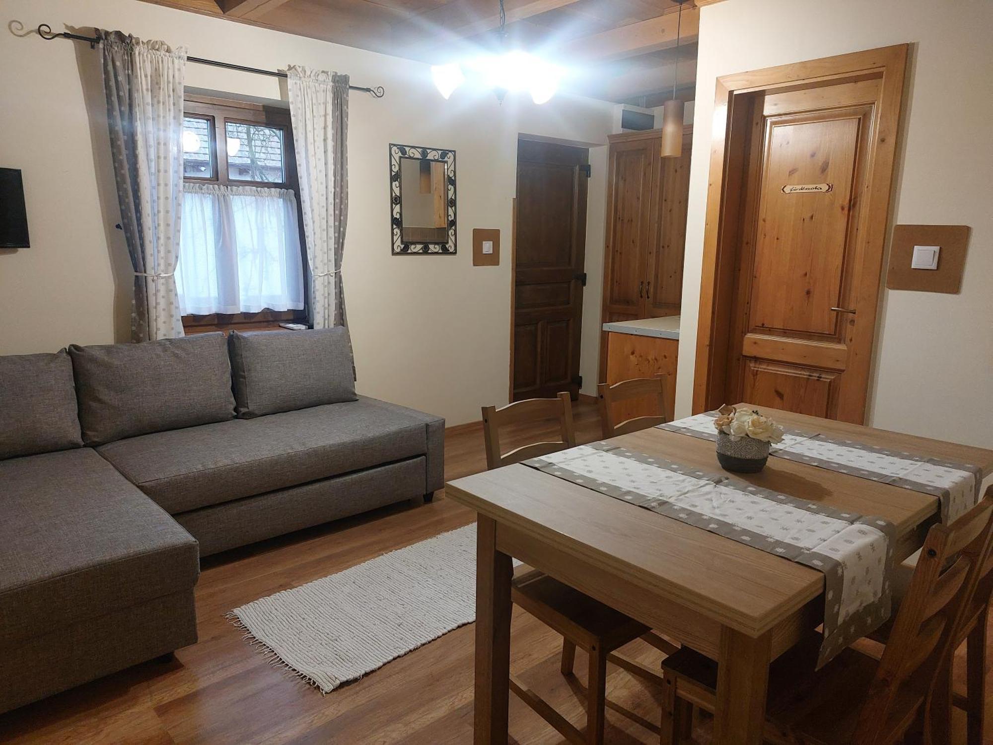 Toth Vendeghaz Es Apartmanhaz Ujfeherto Bagian luar foto