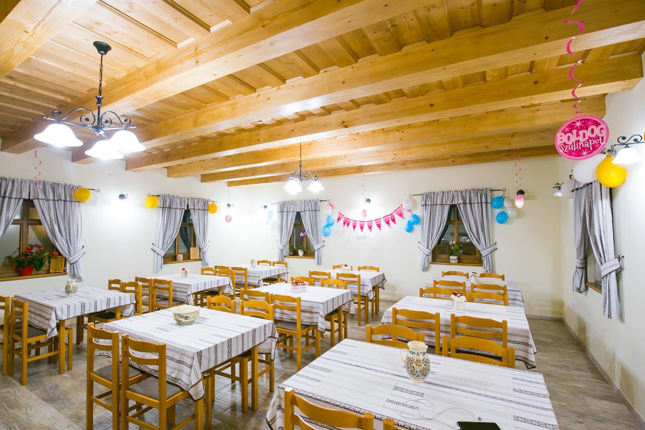 Toth Vendeghaz Es Apartmanhaz Ujfeherto Bagian luar foto