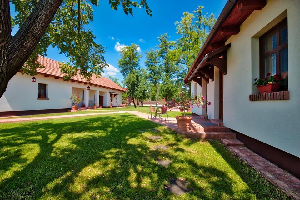 Toth Vendeghaz Es Apartmanhaz Ujfeherto Bagian luar foto