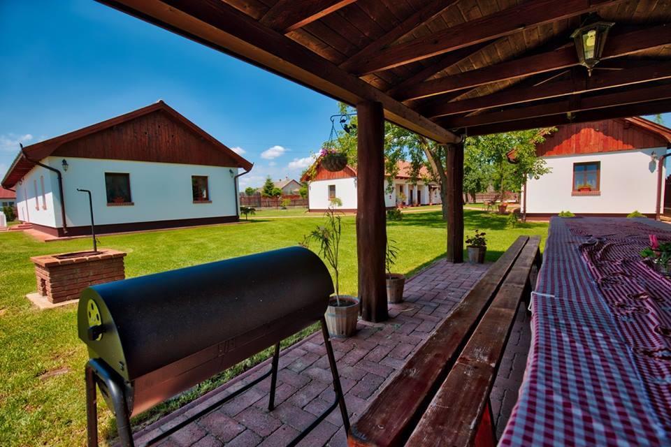 Toth Vendeghaz Es Apartmanhaz Ujfeherto Bagian luar foto