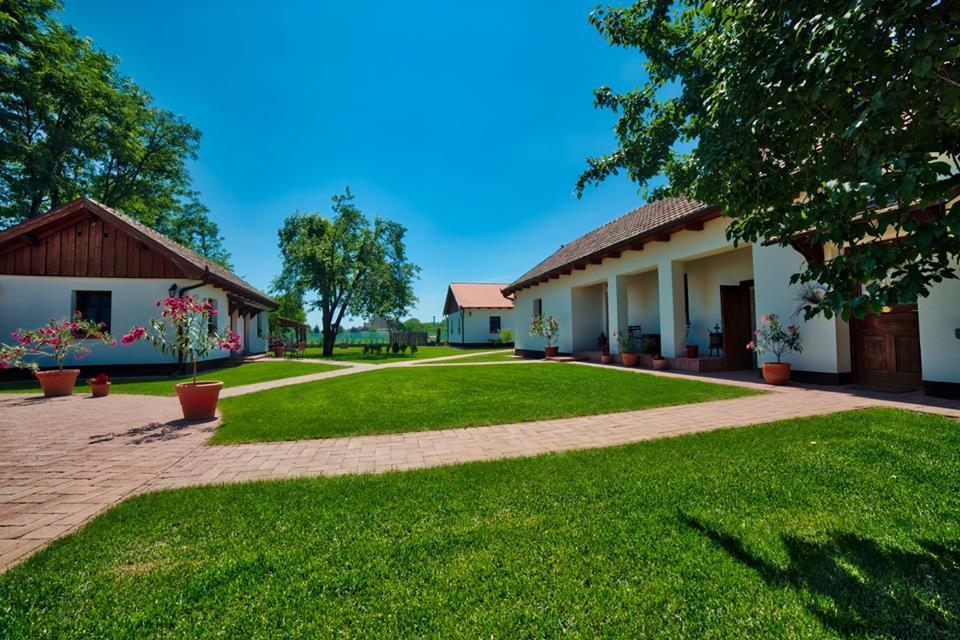 Toth Vendeghaz Es Apartmanhaz Ujfeherto Bagian luar foto
