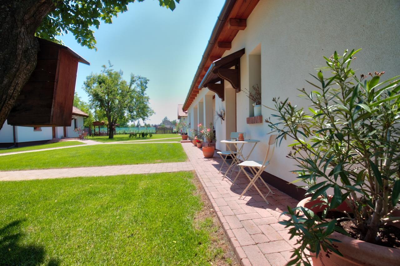 Toth Vendeghaz Es Apartmanhaz Ujfeherto Bagian luar foto