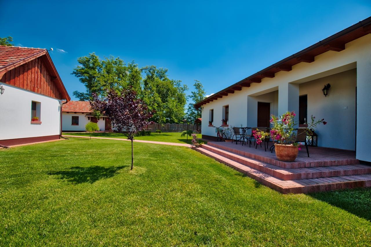 Toth Vendeghaz Es Apartmanhaz Ujfeherto Bagian luar foto