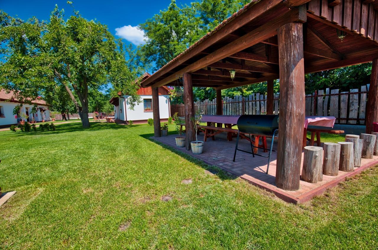 Toth Vendeghaz Es Apartmanhaz Ujfeherto Bagian luar foto