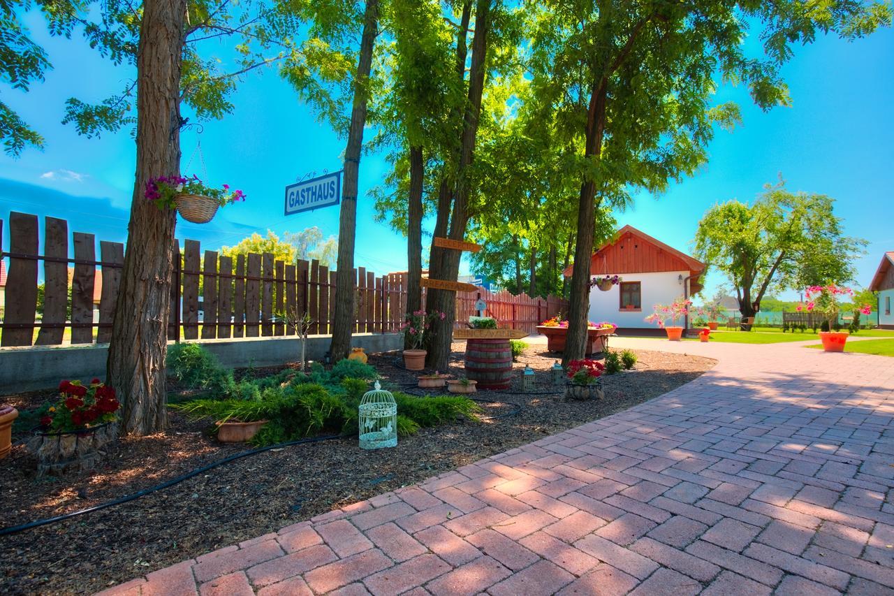 Toth Vendeghaz Es Apartmanhaz Ujfeherto Bagian luar foto