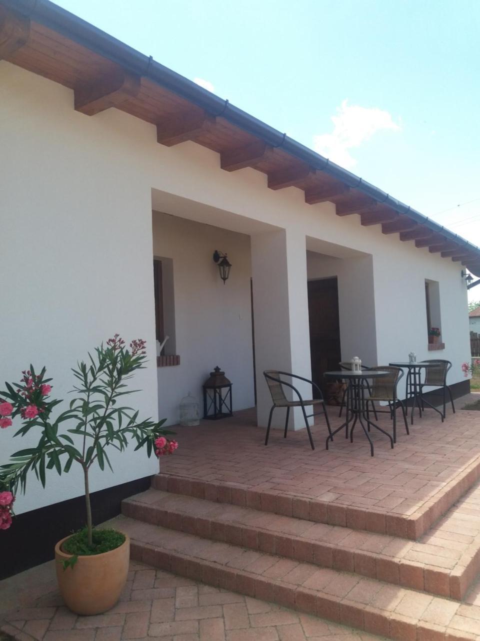 Toth Vendeghaz Es Apartmanhaz Ujfeherto Bagian luar foto