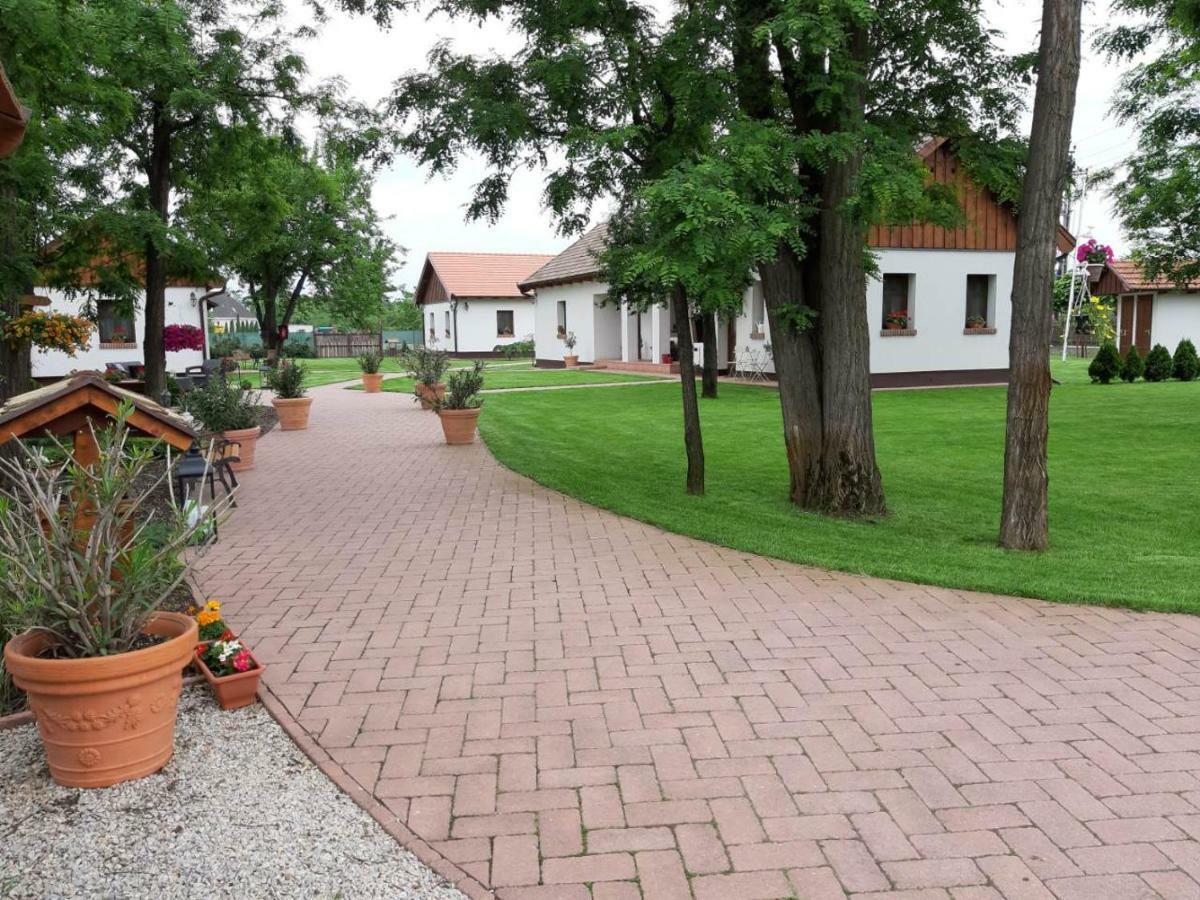 Toth Vendeghaz Es Apartmanhaz Ujfeherto Bagian luar foto
